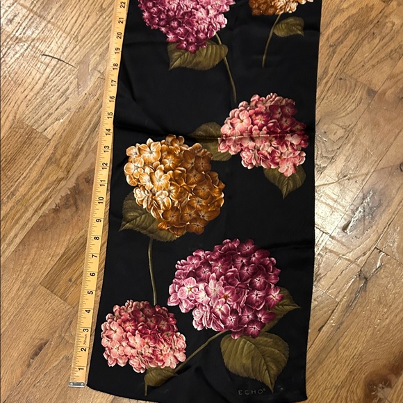 Black Echo hydrangea print 100% silk scarf - Picture 3 of 4